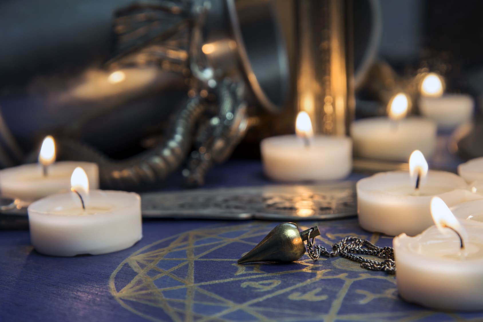 Rituel de divination avec pendule et bougies