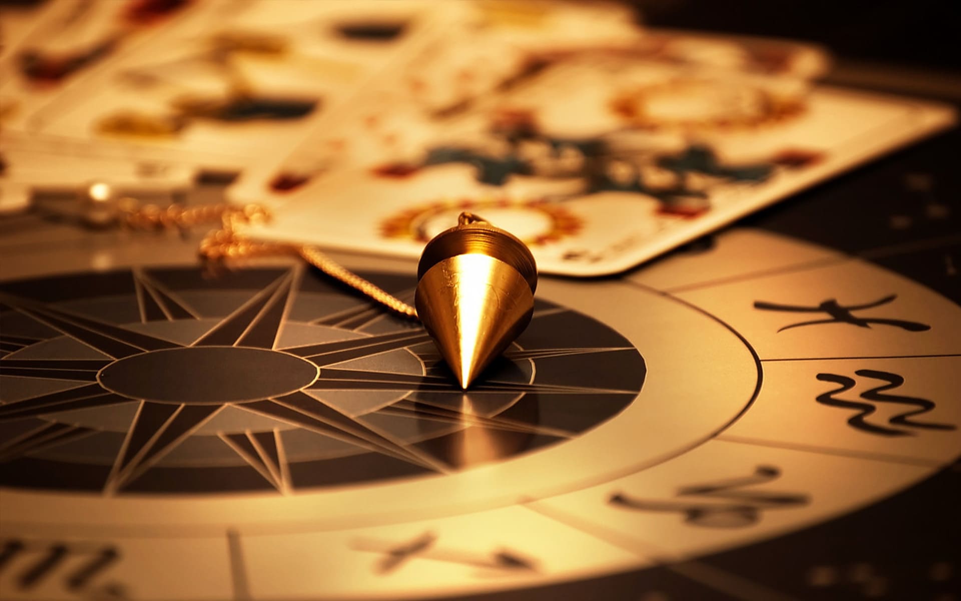 Pendule et cartes astrologiques